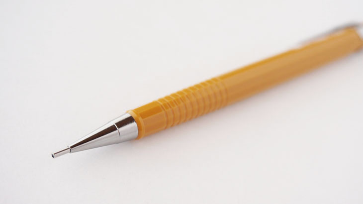 アイディア出しやラフに最適 0 9mm芯の鉛筆みたいなシャープペン ぺんてる P9 カラシソエルの絵と文具